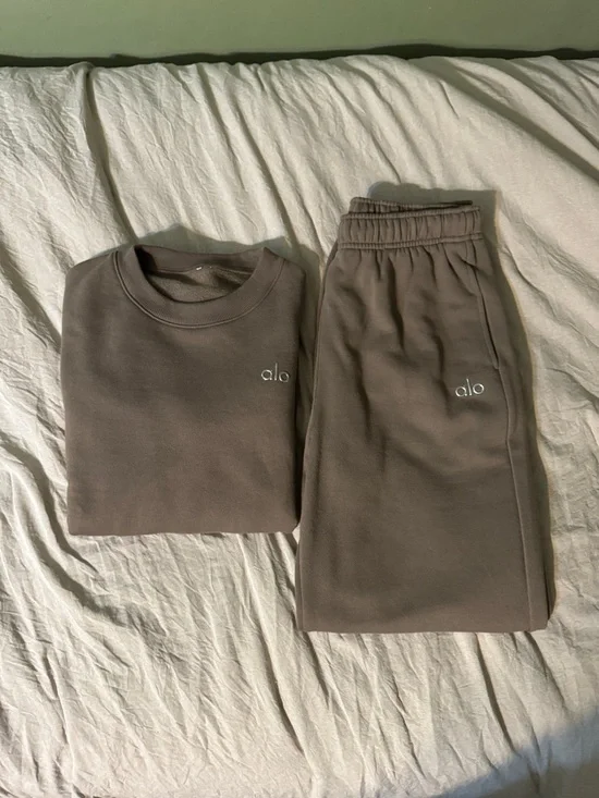 Alo Accolade Olive Tree Sweat Set - Picture 2 of 9